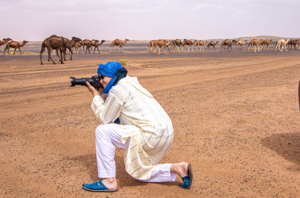 Wolfgang Wein beim Fotografieren aus tiefer Perspektive in der Wüste
